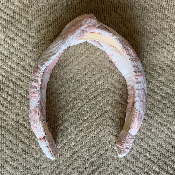 AUTUMN ADEIGBO
Brocade Headband
AUTUMN ADEIGBO - Picture 2 of 12